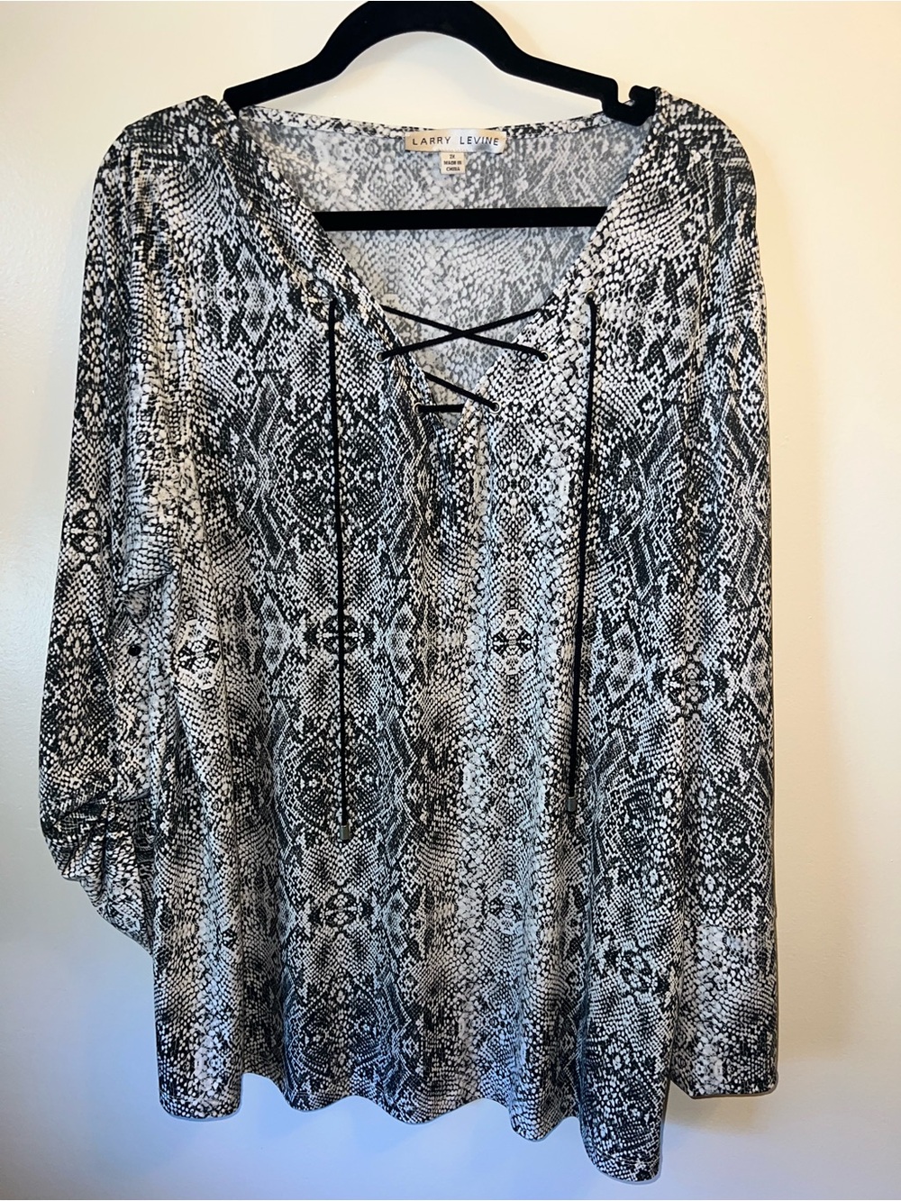 #235 Larry Levine Black & White Snakeskin Lace-Up Tunic